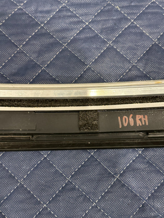 2014 AUDI R8 SPYDER RIGHT WINDSHIELD PILLAR MOLDING TRIM 427 853 266 D ~FLAW~