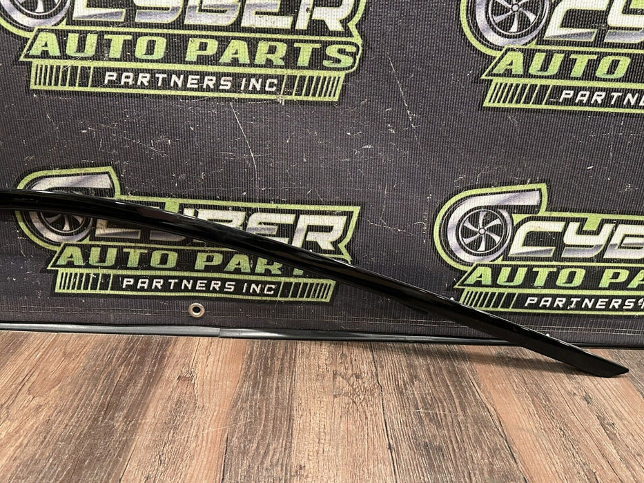 2020 BMW M4 F82 FRONT RIGHT DOOR WINDOW FRAME MOULDING OEM