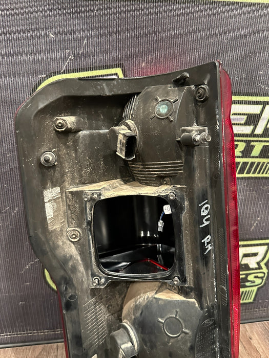 2023-2024 FORD F350 PASSENGER RIGHT HALOGEN TAIL LIGHT OEM *READ/SCUFFS*