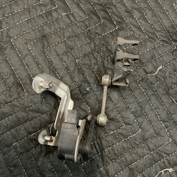 2017 MERCEDES C63S AMG W205 REAR LEFT HEIGHT LEVEL SENSOR 213-905-19-02