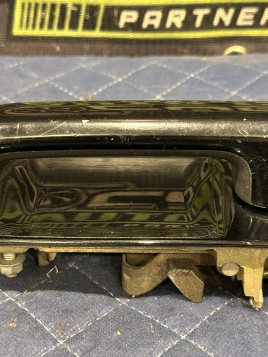 2017-2019 FORD F250 F350 F450 REAR RIGHT DOOR HANDLE OEM BLACK PEARL G1 *FLAW*