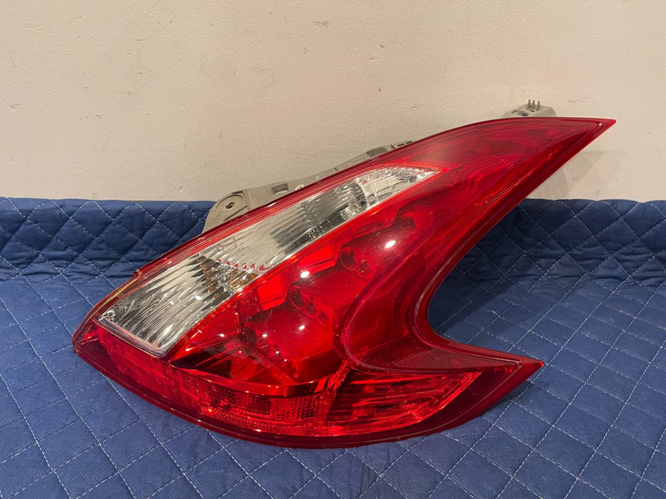 2014 NISSAN 370Z NISMO REAR PASSENGER RIGHT TAIL LIGHT OEM *DAMAGED & CHIPPED*