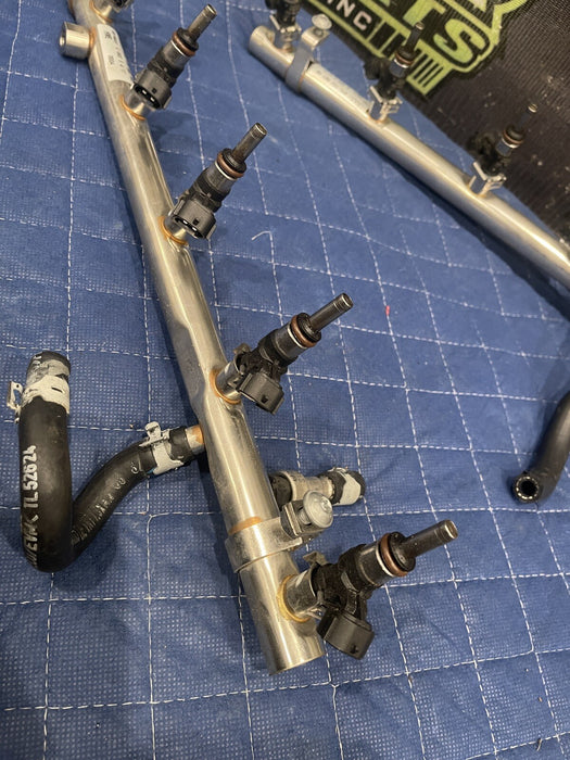 2017 AUDI R8 PLUS UPPER FUEL RAIL FUEL DISTRIBUTORS 07L-133-681-AB PAIR OEM