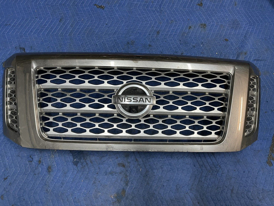 2019 NISSAN TITAN XD CREW FRONT CHROME GRILLE ASSEMBLY W/ CAMERA *MINOR FLAW*
