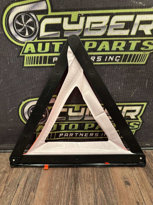 2021 AUDI R8 EMERGENCY WARNING TRIANGLE W CASE OEM 8K0 860 251 B