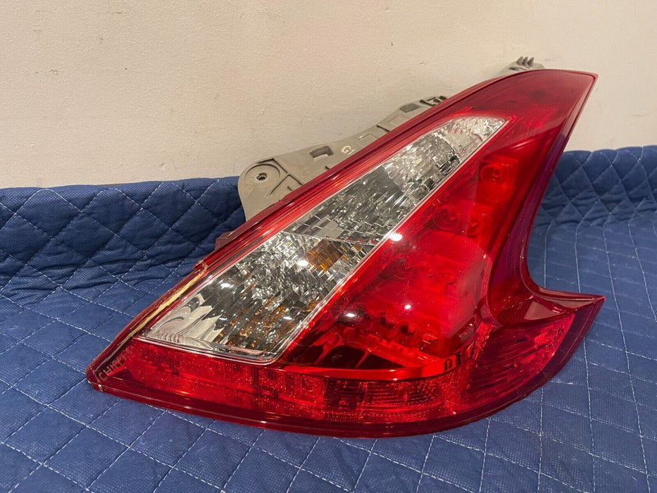 2014 NISSAN 370Z NISMO REAR PASSENGER RIGHT TAILIGHT OEM *DAMAGED & CHIPPED*