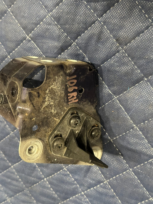 2014 AUDI R8 FRONT PASSENGER RIGHT FENDER BRACKET 420 806 420 OEM