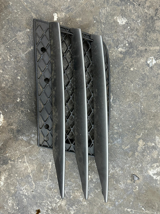 2014 AUDI R8 REAR RIGHT BUMPER GRILLE AIR VENT OEM ~BROKEN TAB~ 420 807 698