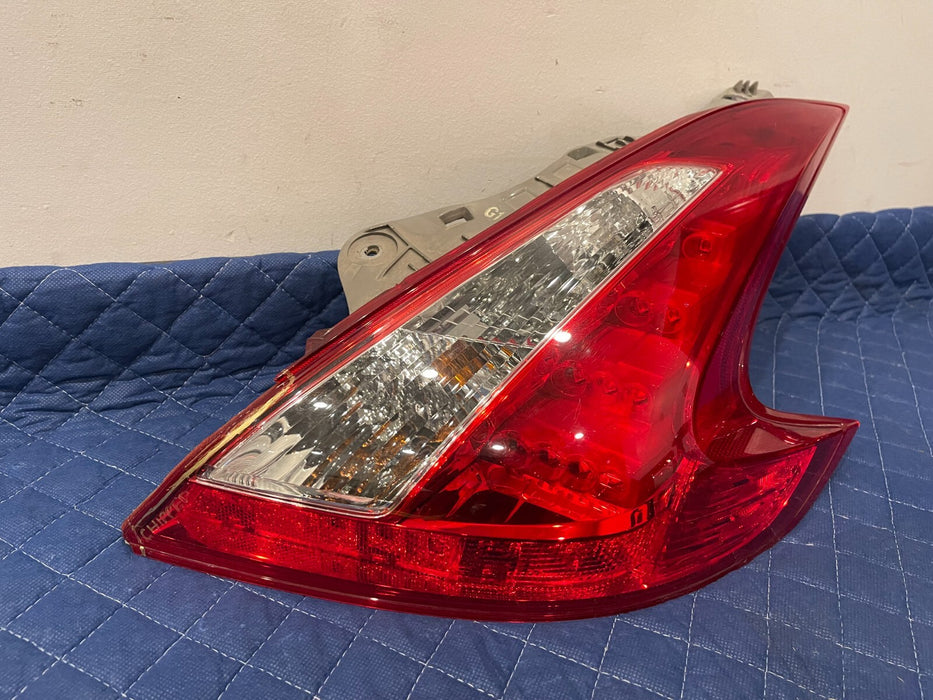 2014 NISSAN 370Z NISMO REAR PASSENGER RIGHT TAIL LIGHT OEM *DAMAGED & CHIPPED*