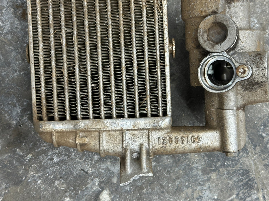 2012 2014 AUDI R8 ENGINE OIL COOLER 420 117 015 A ~BROKEN TAB~