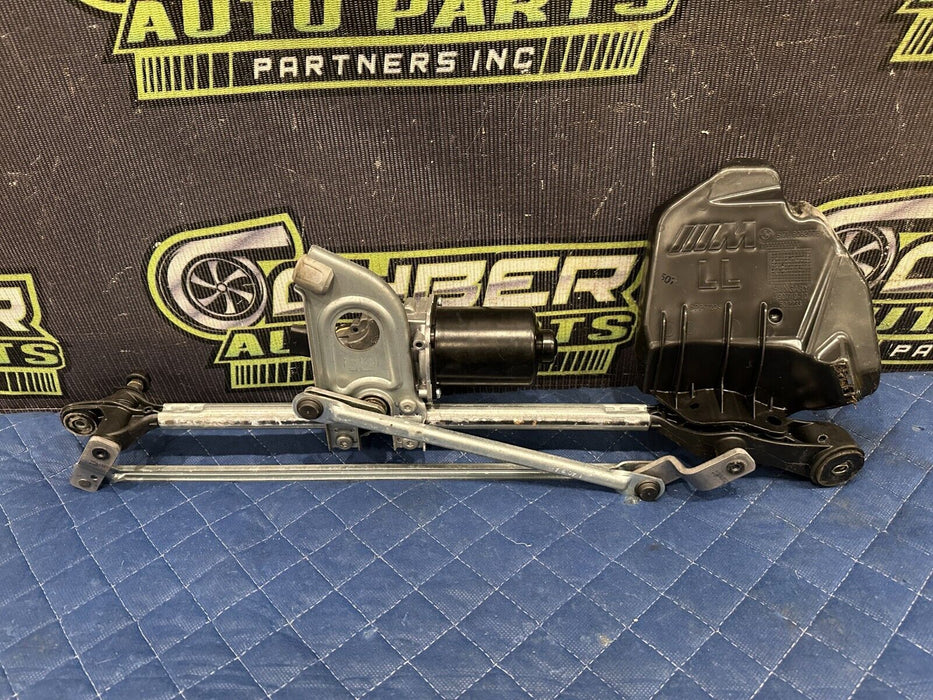 2015-2020 BMW M4 F82 FRONT WINDSHIELD WIPER MOTOR OEM 7 267 503 03