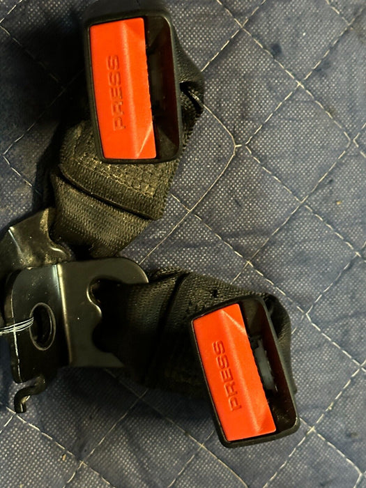 2020 BMW M4 F82 REAR SEAT REAR LEFT SEATBELT BUCKLE RECIEVER PAIR OEM