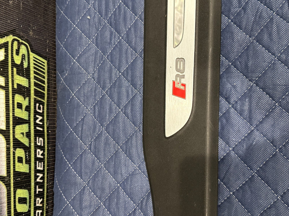 2014 AUDI R8 FRONT PASSENGER RIGHT ILLUMINATED KICK SCUFF SILL PLATE 420 853 372