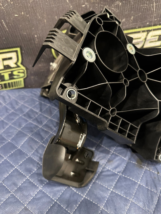 2014 Audi R8 V10 BRAKE PEDAL BOX ASSEMBLY 423 723 021 H 2008 - 2015 OEM