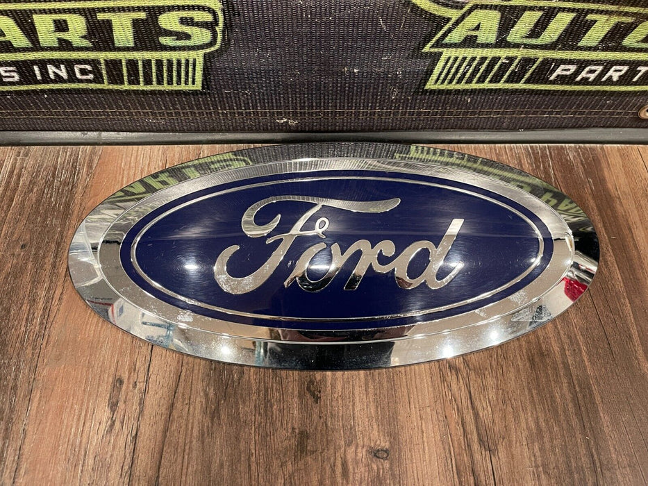 2017-2019 FORD F250 F350 F450 SUPERDUTY FRONT GRILLE EMBLEM OEM *SCUFFS* (READ)