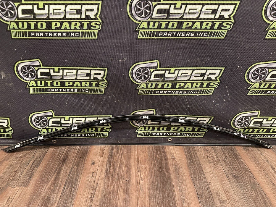 2020 BMW M4 F82 FRONT RIGHT DOOR WINDOW FRAME MOULDING OEM