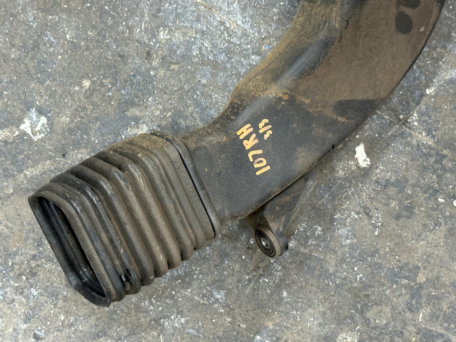 2014 AUDI R8 OEM RIGHT CENTRE INTAKE AIR DUCT 420129928 420 129 928