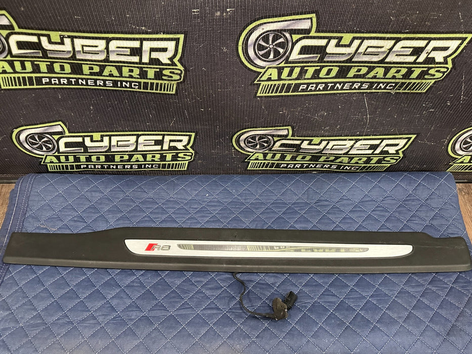 2014 AUDI R8 FRONT PASSENGER RIGHT ILLUMINATED KICK SCUFF SILL PLATE 420 853 372