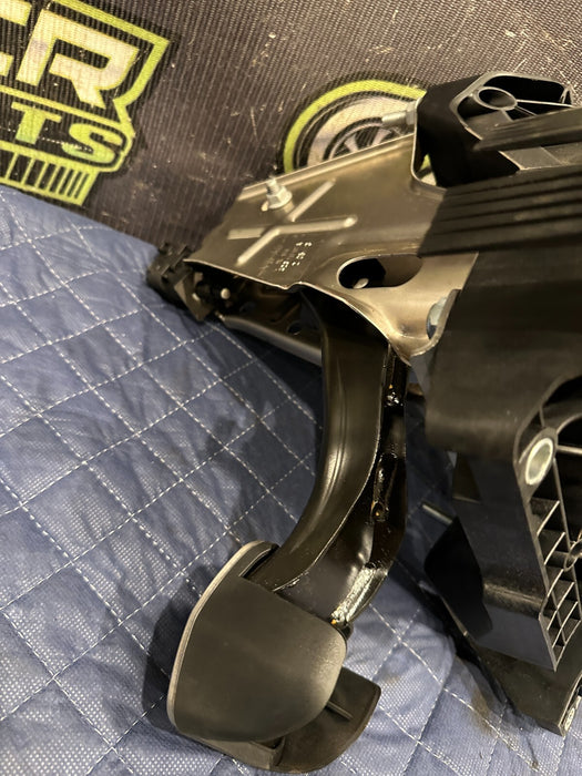 2014 Audi R8 V10 BRAKE PEDAL BOX ASSEMBLY 423 723 021 H 2008 - 2015 OEM