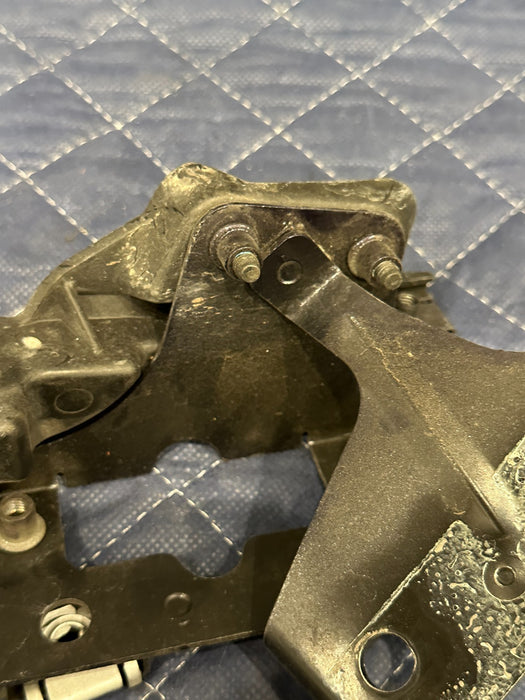 2014 AUDI R8 FRONT PASSENGER RIGHT MOUNT SUPPORT BUMPER BRACKETS 420 807 184 A