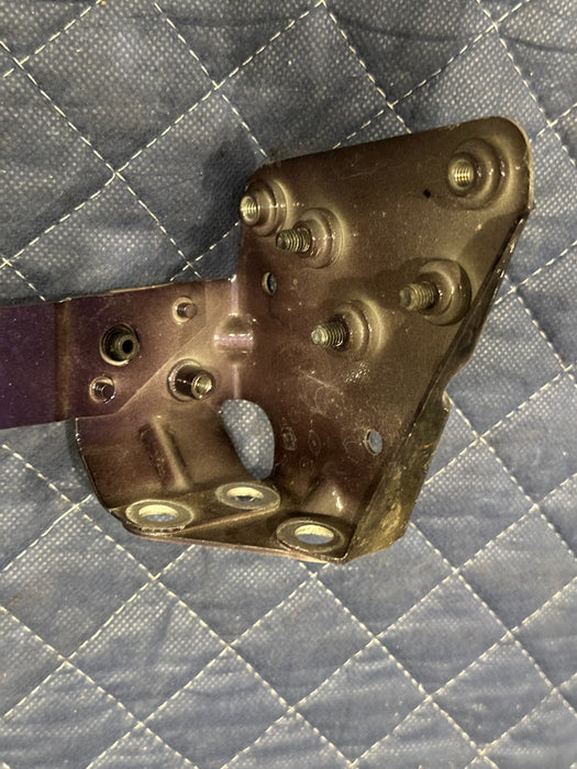 2014 AUDI R8 FRONT PASSENGER RIGHT FENDER BRACKET 420 806 420 OEM