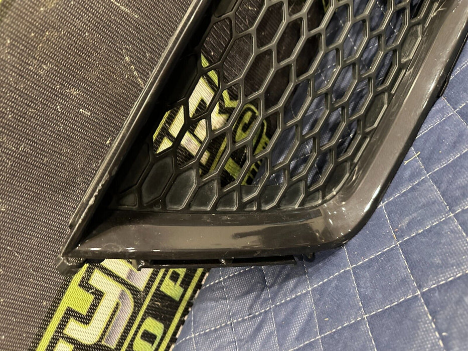 2018 AUDI R8 PLUS SPYDER REAR RIGHT BUMPER GRILLE VENT OEM 4S0 807 698 A