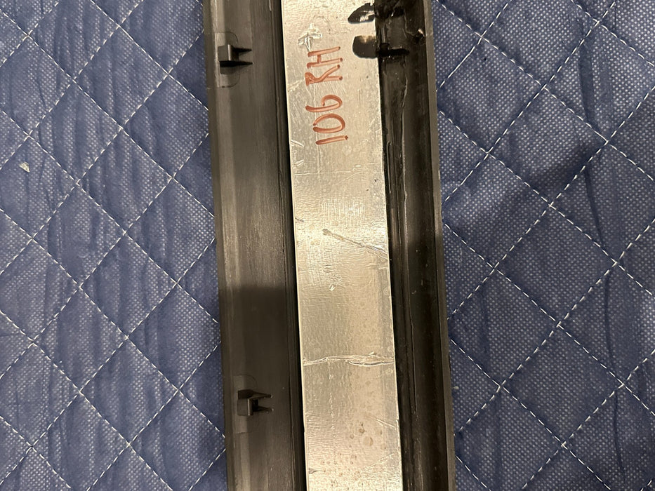 2014 AUDI R8 FRONT PASSENGER RIGHT ILLUMINATED KICK SCUFF SILL PLATE 420 853 372