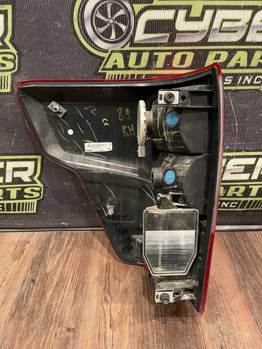 2016-19 NISSAN TITAN/XD PASSENGER RIGHT HALOGEN TAILIGHT OEM 26550 EZ20D *READ*