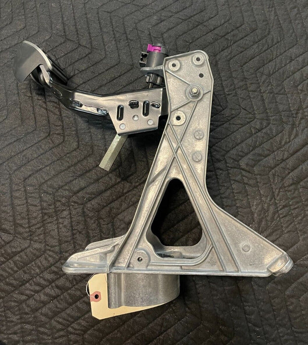 2017 AUDI R8 BRAKE STOP PEDAL / BRACKET OEM 4s0 721 117