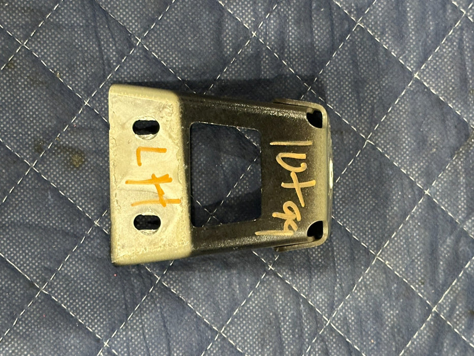 2021 AUDI R8 REAR RIGHT QUARTER PANEL MOUNT BRACKET SUPPORT 4S8 809 075