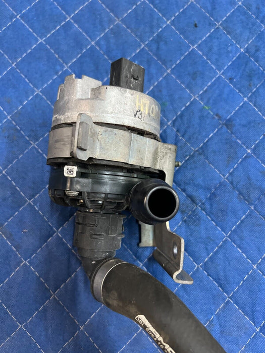 2015 MERCEDES C63S AMG  DRIVER LEFT AUXILIARY WATER PUMP W/ HOSE 0005001800