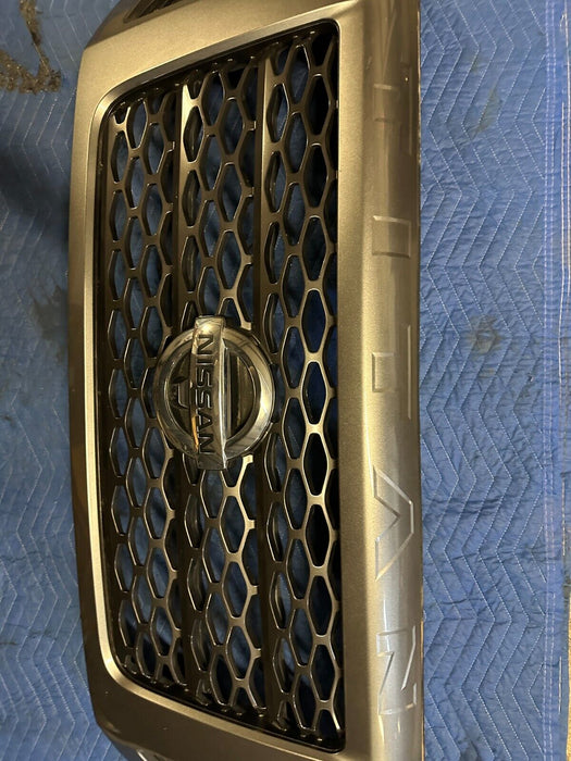 2016-2019 NISSAN TITAN XD PRO-4X GRILLE W/ CAMERA EMBLEM PAINTED GREY OEM