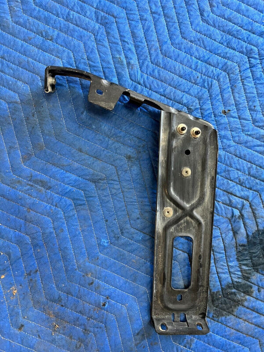 2016 2018 NISSAN TITAN XD PLATINUM FRONT RIGHT BUMPER BRACKET 62222-EZ00A