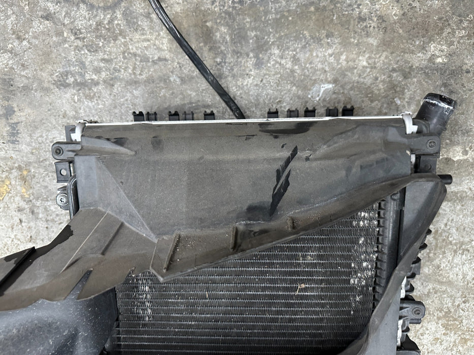 2014 AUDI R8 FRONT DRIVER LEFT RADIATOR 420 121 252 420121252 ASSEMBLY