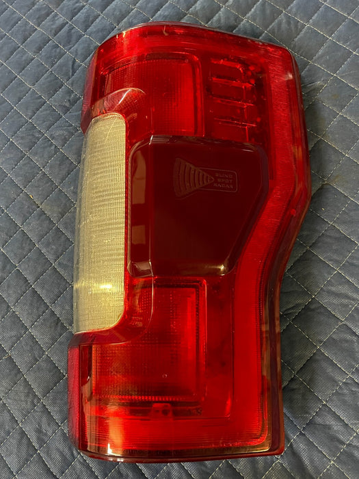 2017-2019 FORD F250 F350 F450 PASSENGER RIGHT TAIL LIGHT OEM *WATER DAMAGE*