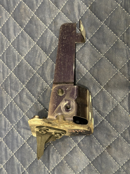 2014 AUDI R8 FRONT PASSENGER RIGHT FENDER BRACKET 420 806 420 OEM