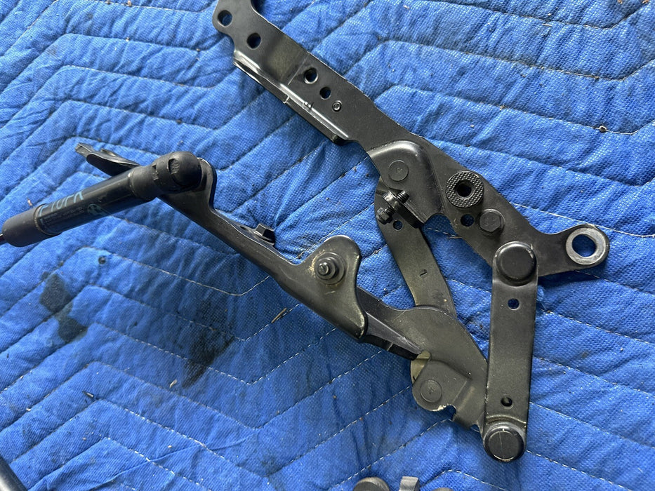 2011 BMW 550i F10 5 SERIES FRONT LEFT RIGHT HOOD HINGES PAIR W/ STRUTS OEM