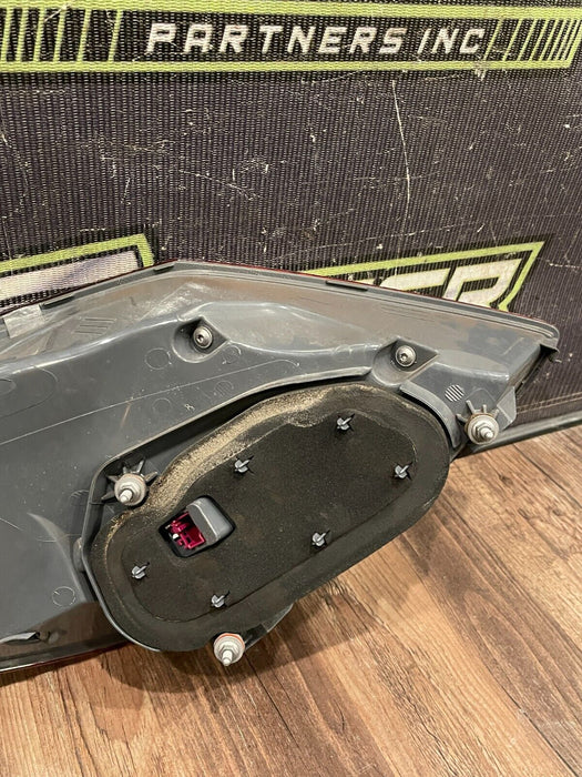 2015 MERCEDES BENZ C63S AMG PASSENGER RIGHT LED TAILIGHT OEM *SCUFFS*