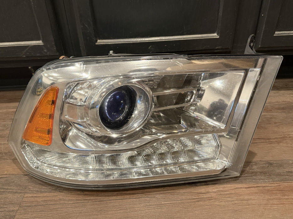 2017 DODGE RAM 3500 PASSENGER RIGHT HALOGEN HEADLIGHT OEM *BULB DOESNT WORK*