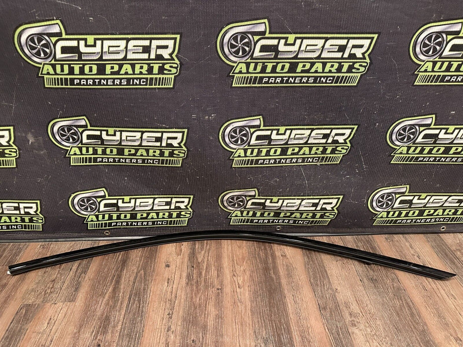 2020 BMW M4 F82 FRONT RIGHT DOOR WINDOW FRAME MOULDING OEM