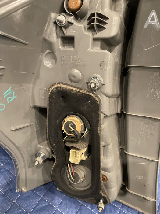 2014 TOYOTA PRIUS V REAR RIGHT PASSENGER TAILLIGHT TAIL LIGHT OEM