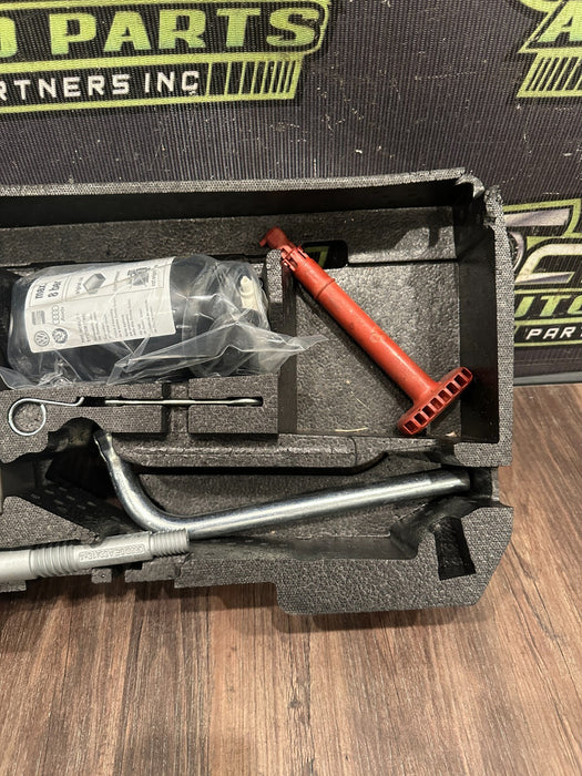 2014 AUDI R8 TOOL JACK CARRIER OEM 420 864 501