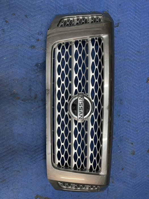 2019 NISSAN TITAN XD CREW FRONT CHROME GRILLE ASSEMBLY W/ CAMERA *MINOR FLAW*