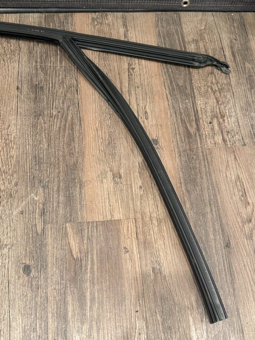 2024 BMW M3 M4 G80 G82 FRONT LEFT DOOR SEAL OEM 7407403