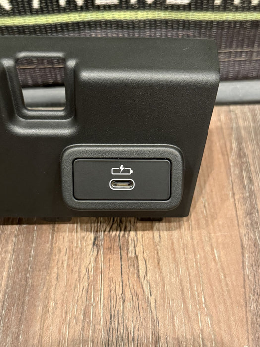 2024 BMW M3 M4 G80 G82 CENTER CONSOLE USB PORT