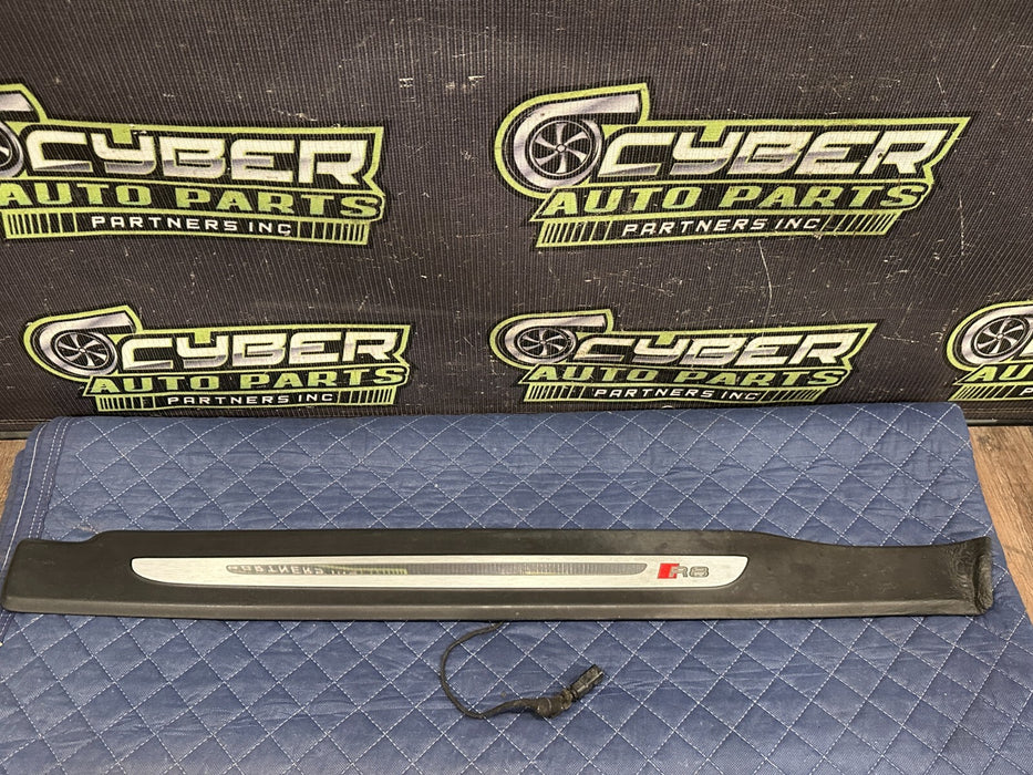 2014 AUDI R8 FRONT LEFT DRIVER ILLUMINATED KICK SCUFF SILL PLATE OEM *BURN*