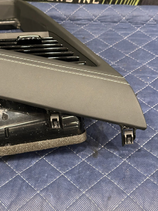 2012 AUDI R8  FRONT CENTER DASH AIR VENT A/C TRIM BEZAL 423 820 951