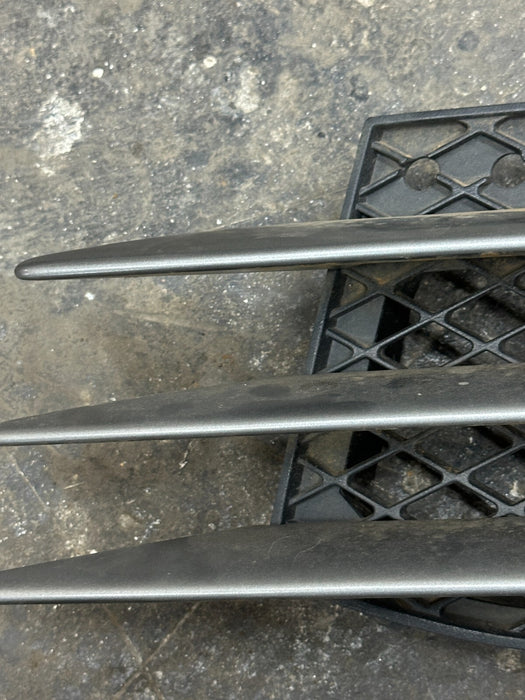 2014 AUDI R8 REAR RIGHT BUMPER GRILLE AIR VENT OEM ~BROKEN TAB~ 420 807 698