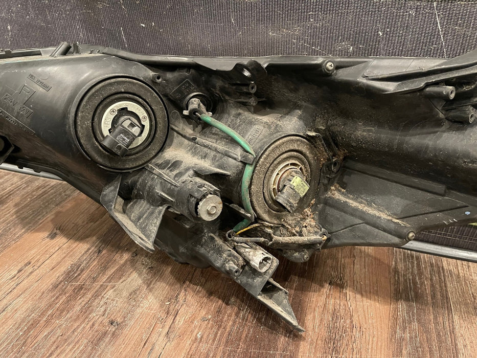 2014 TOYOTA PRIUS V PASSENGER RIGHT HEADLIGHT OEM *SUN DAMAGE/YELLOWING* (READ!)