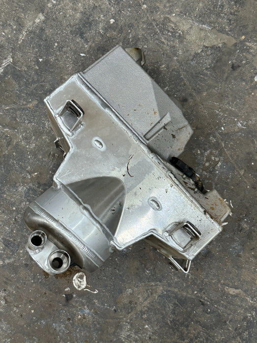 2012 2014 AUDI R8 OIL SUMP RESERVOIR TANK W/ SENSOR OEM 420 115 373 L